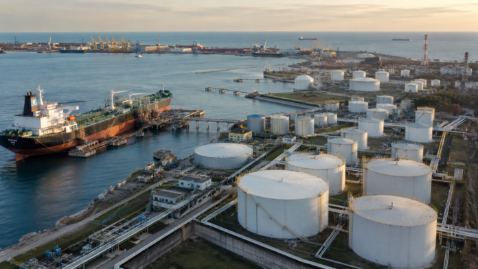 Ilustratie editoriala simbolica despre terminal petrolier, energie si logistica de combustibili